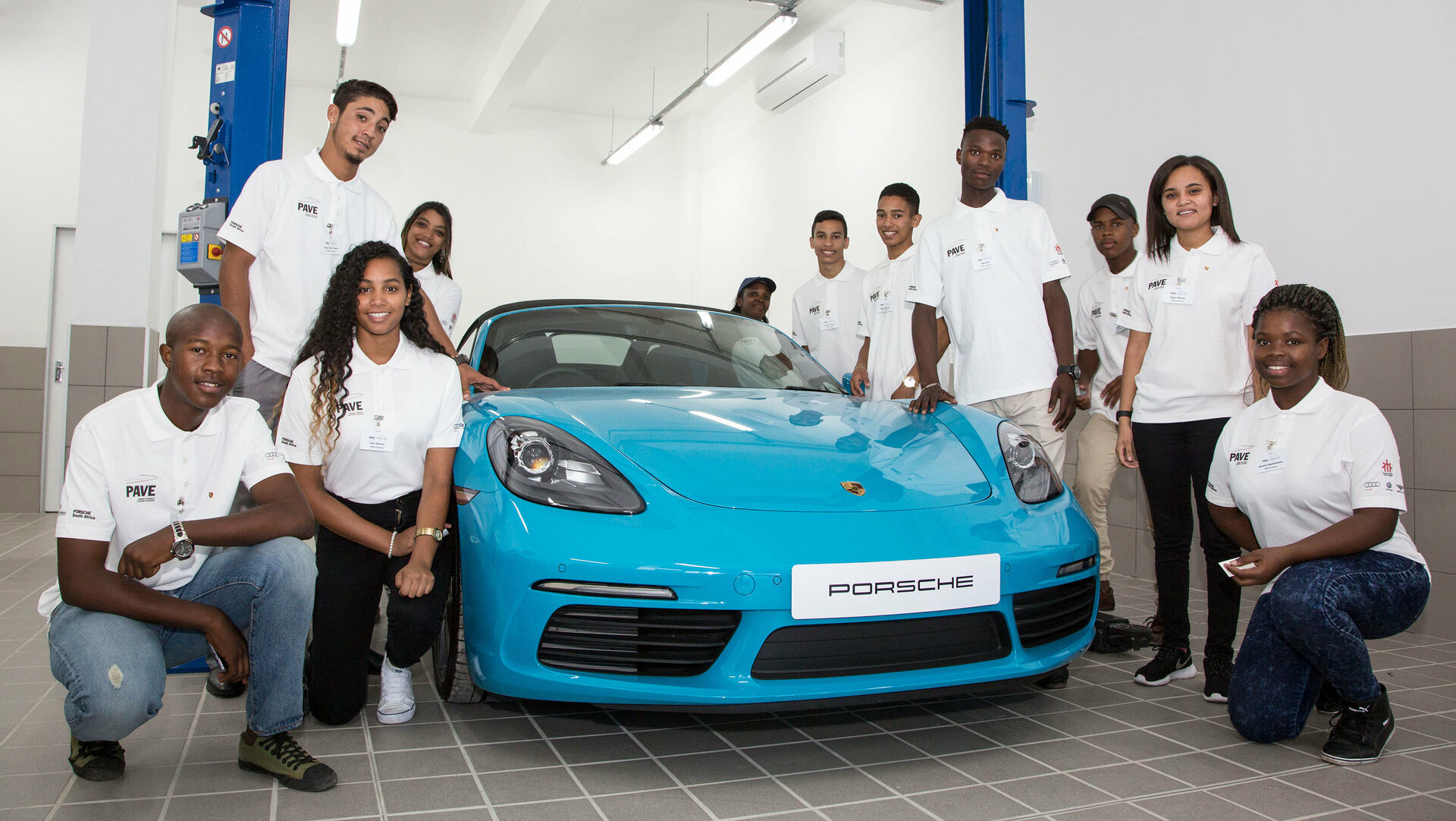 © (Bild: Porsche AG, Schüler des ersten Ausbildungsjahrgangs in der Werkstatt des Porsche Training and Recruitment Center South Africa, Kapstadt, für das MAHA eine Zwei-Säulen-Hebebühne  zur Verfügung stellte)